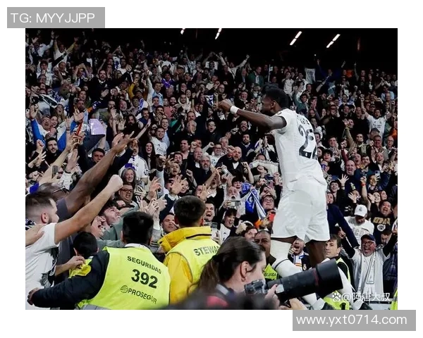 足球明星魅力无限展现个人风采与球场风云的精彩瞬间 足球明星魅力无限展现个人风采与球场风云的精彩瞬间