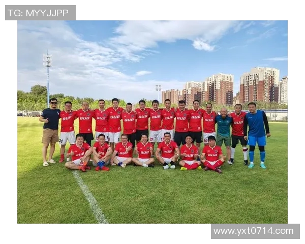 足球明星齐聚一堂共同自拍展现团结与友谊的精彩瞬间